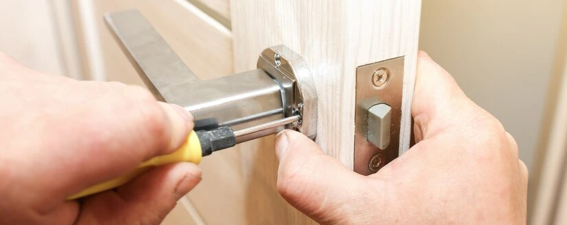 Låsesmedene monterer dørhåndtakene